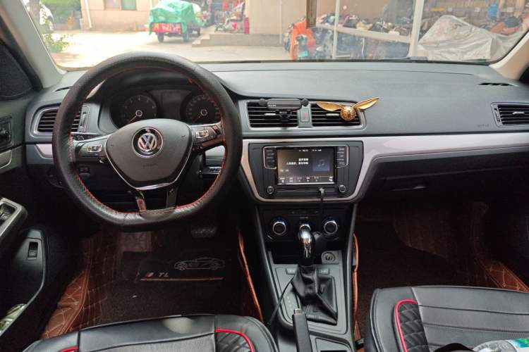 Used Volkswagen Lavida 2017 1.6L Automatic Fashion Edition Center Console