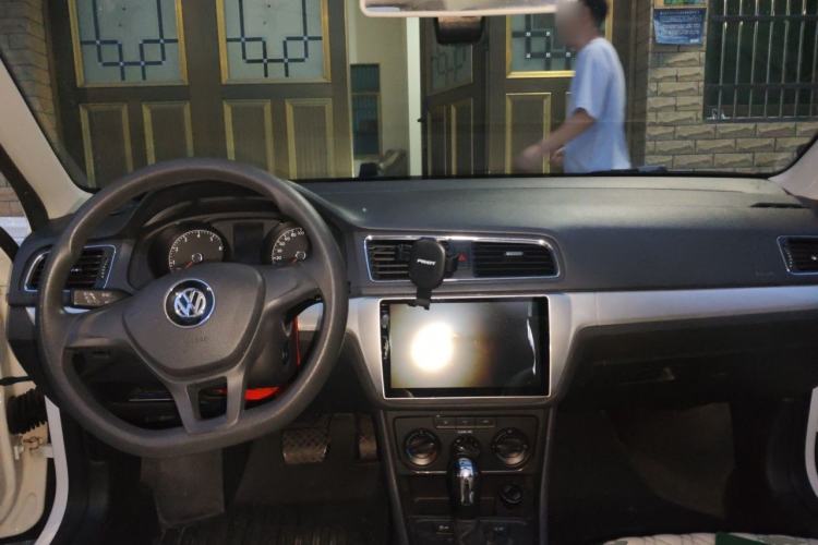 Used Volkswagen Lavida 2017 1.6L Automatic Fashion Edition Center Console