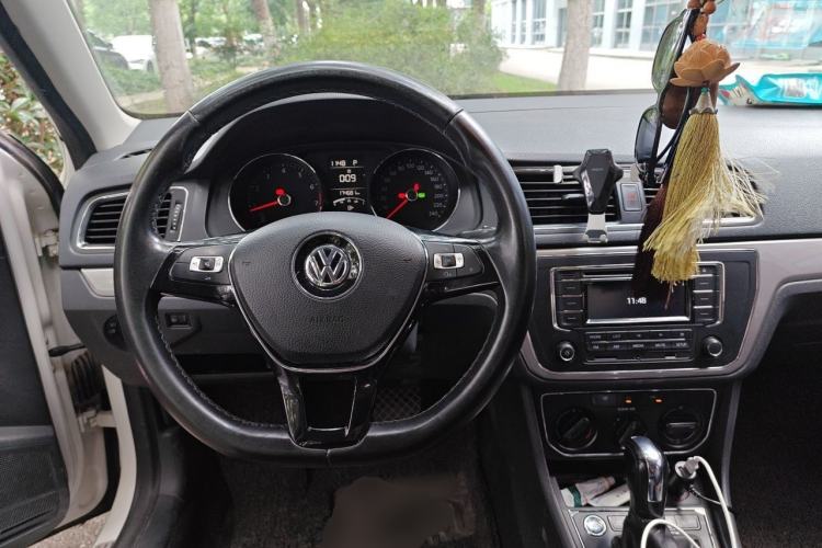 Used Volkswagen Lavida 2017 1.6L Automatic Comfort Edition Center Console