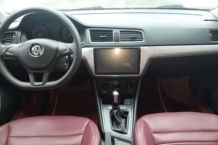 Used Volkswagen Lavida 2017 1.6L Automatic Fashion Edition Center Console