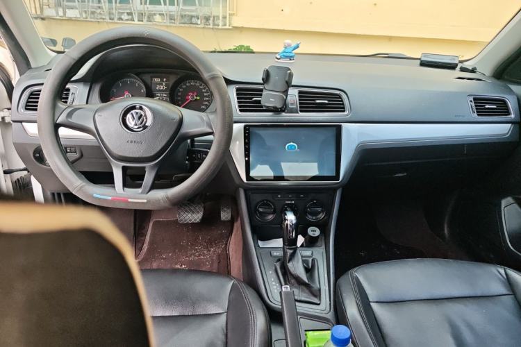 Used Volkswagen Lavida 2017 1.6L Automatic Fashion Edition Center Console