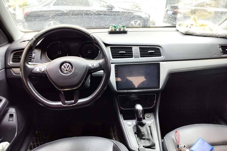 Used Volkswagen Lavida 2017 1.6L Automatic Comfort Edition Center Console