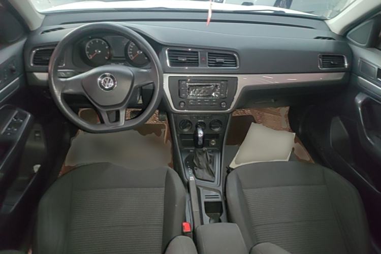 Used Volkswagen Lavida 2017 1.6L Automatic Fashion Edition Center Console