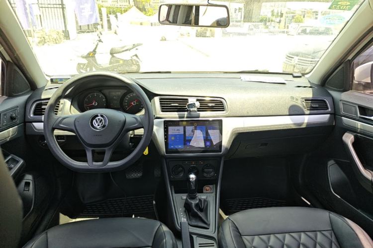 Used Volkswagen Lavida 2017 1.6L Automatic Fashion Edition Center Console