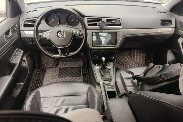 Used Volkswagen Lavida 2017 1.6L Automatic Comfort Edition Center Console