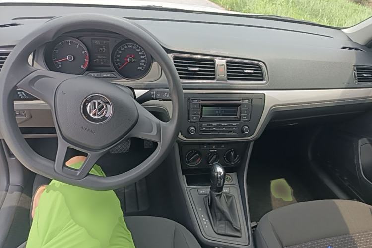Used Volkswagen Lavida 2017 1.6L Automatic Fashion Edition Center Console