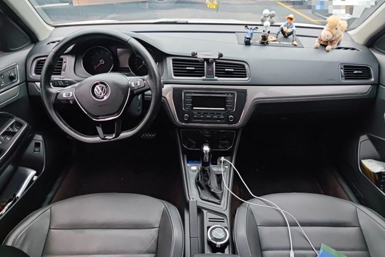 Used Volkswagen Lavida 2017 1.6L Automatic Comfort Edition Center Console