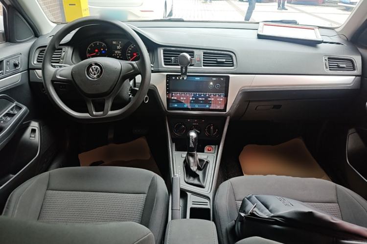 Used Volkswagen Lavida 2017 1.6L Automatic Fashion Edition Center Console