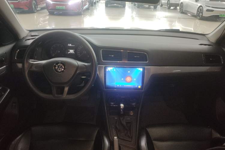 Used Volkswagen Lavida 2017 1.6L Automatic Fashion Edition Center Console