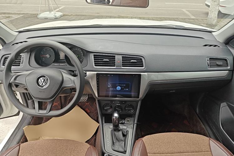 Used Volkswagen Lavida 2017 1.6L Automatic Fashion Edition Center Console