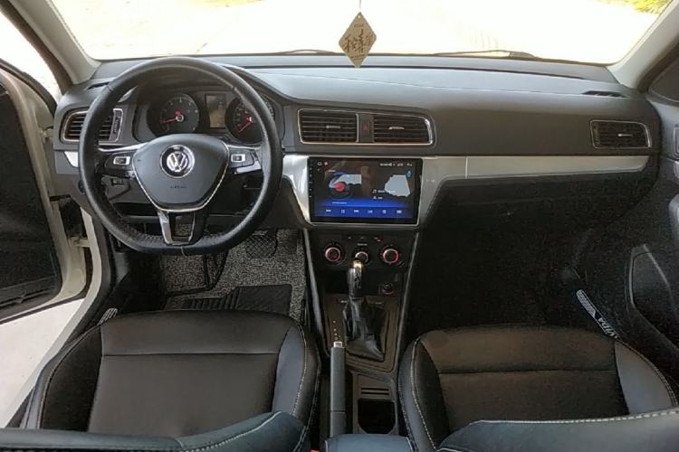 Used Volkswagen Lavida 2017 1.6L Automatic Fashion Edition Center Console