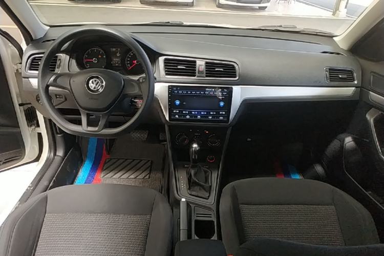 Used Volkswagen Lavida 2017 1.6L Automatic Fashion Edition Center Console