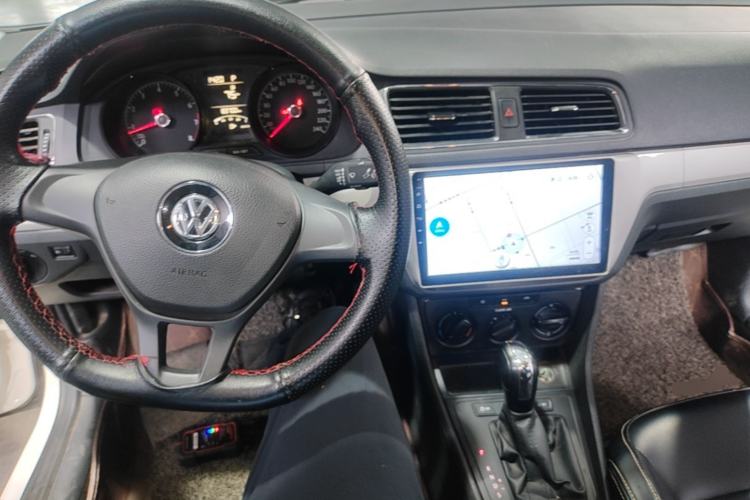 Used Volkswagen Lavida 2017 1.6L Automatic Fashion Edition Center Console