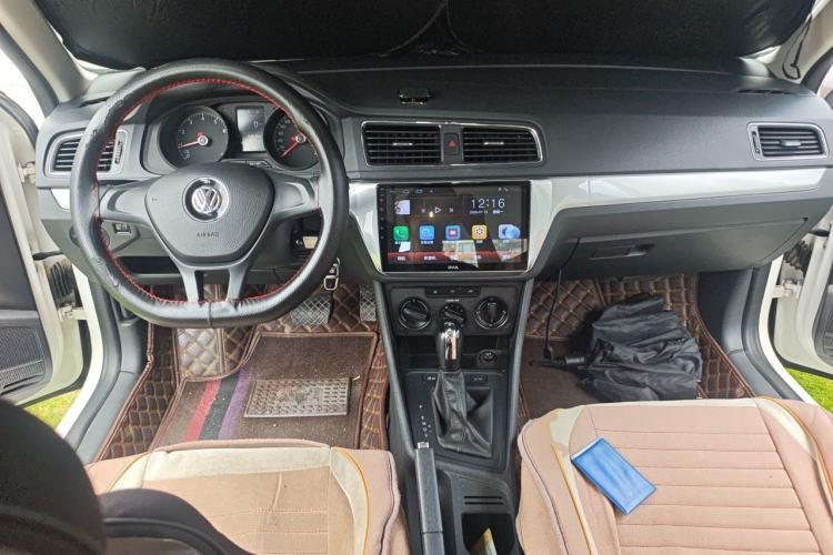 Used Volkswagen Lavida 2017 1.6L Automatic Fashion Edition Center Console