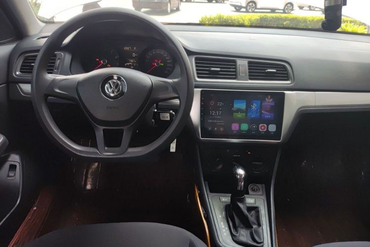 Used Volkswagen Lavida 2017 1.6L Automatic Fashion Edition Center Console