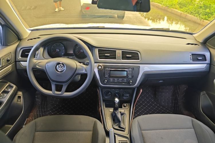 Used Volkswagen Lavida 2017 1.6L Automatic Fashion Edition Center Console