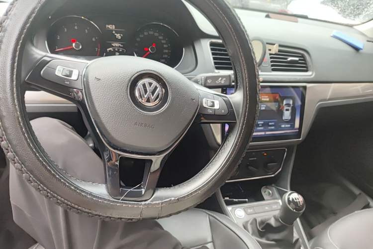 Used Volkswagen Lavida 2017 1.6L Manual Comfort Edition Center Console
