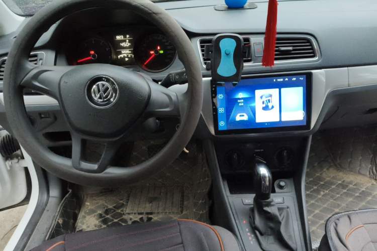 Used Volkswagen Lavida 2017 1.6L Automatic Fashion Edition Center Console