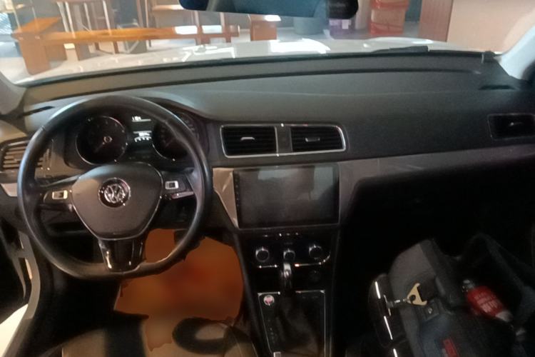 Used Volkswagen Lavida 2017 1.6L Automatic Comfort Edition Center Console
