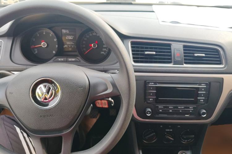 Used Volkswagen Lavida 2017 1.6L Manual Fashion Edition Center Console