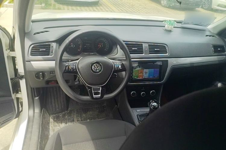 Used Volkswagen Lavida 2017 1.6L Manual Fashion Edition Center Console