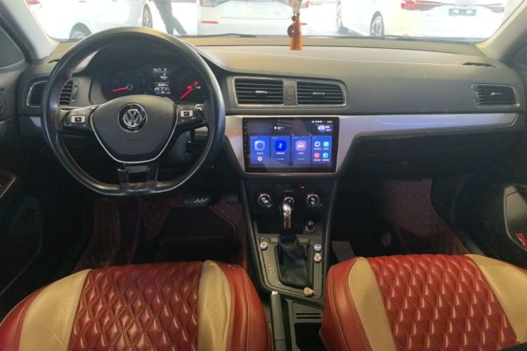 Used Volkswagen Lavida 2017 1.6L Automatic Fashion Edition Center Console