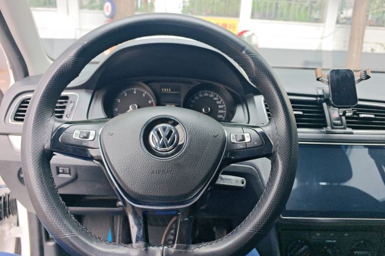 Used Volkswagen Lavida 2017 1.6L Automatic Fashion Edition Center Console