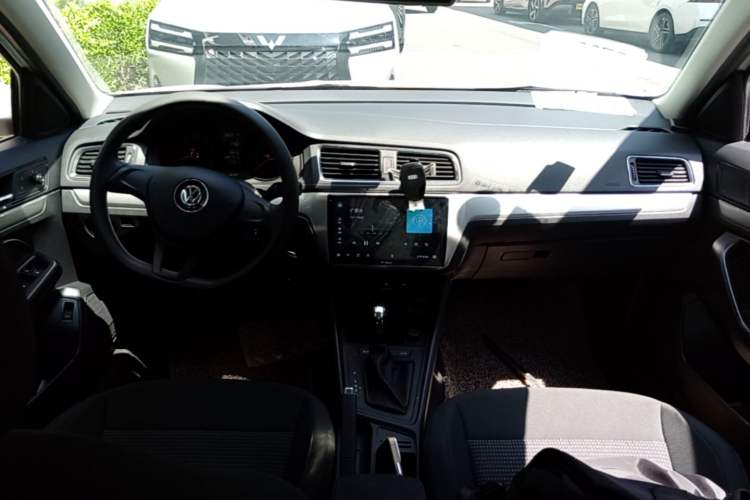 Used Volkswagen Lavida 2017 1.6L Automatic Fashion Edition Center Console