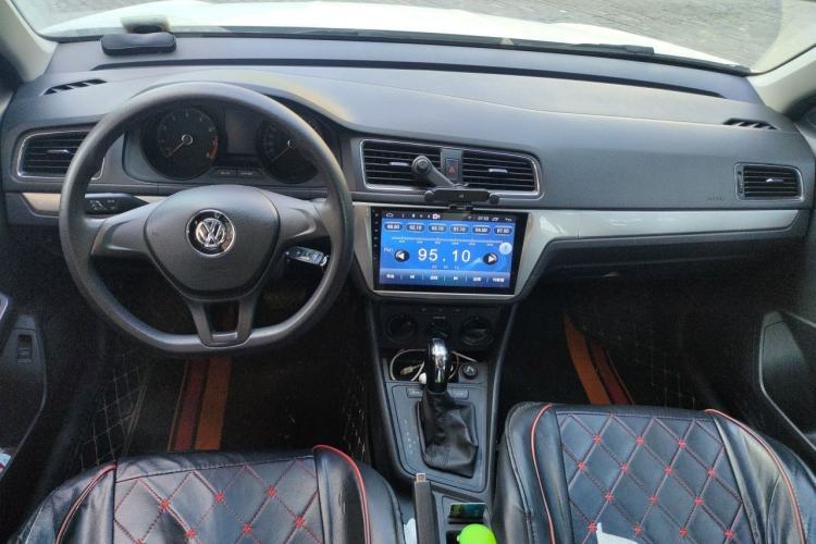 Used Volkswagen Lavida 2017 1.6L Automatic Fashion Edition Center Console