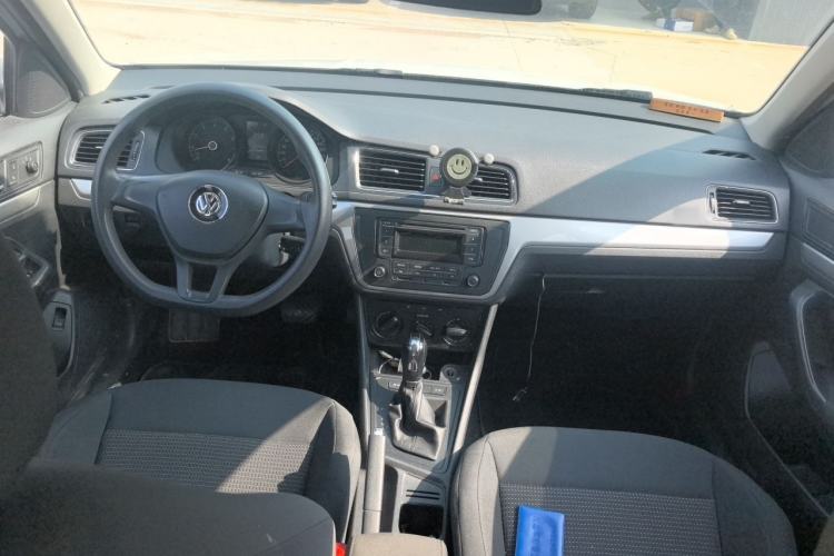 Used Volkswagen Lavida 2017 1.6L Automatic Fashion Edition Center Console