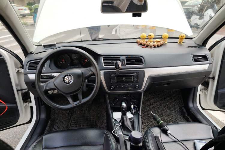 Used Volkswagen Lavida 2017 1.6L Automatic Fashion Edition Center Console