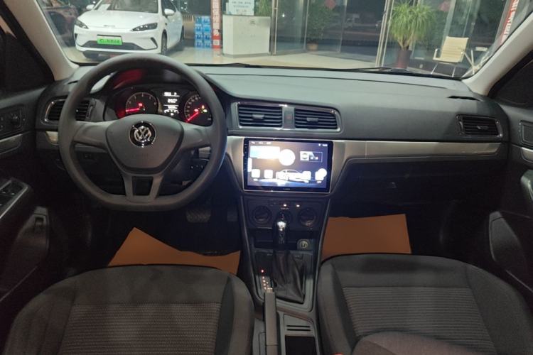 Used Volkswagen Lavida 2017 1.6L Automatic Fashion Edition Center Console