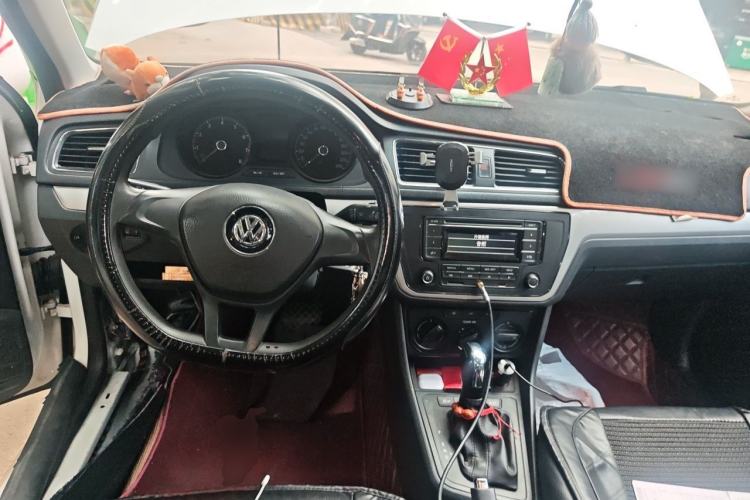 Used Volkswagen Lavida 2017 1.6L Automatic Fashion Edition Center Console