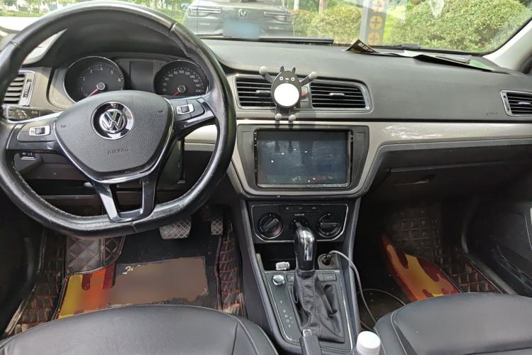 Used Volkswagen Lavida 2017 1.6L Automatic Comfort Edition Center Console