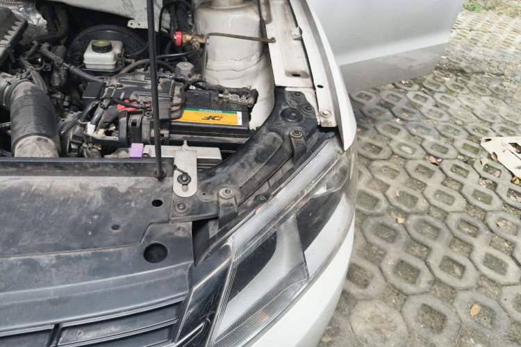 Used Volkswagen Lavida 2017 1.6L Automatic Fashion Edition Engine Bay Left
