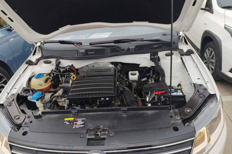 Used Volkswagen Lavida 2017 1.6L Manual Fashion Edition Engine Bay