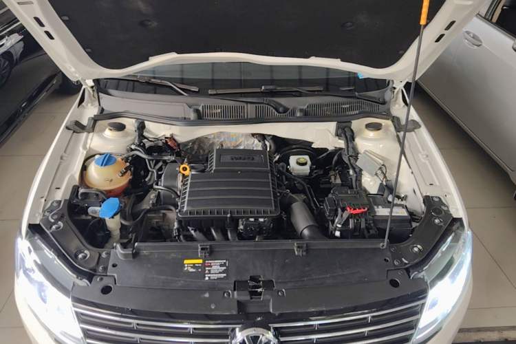 Used Volkswagen Lavida 2017 1.6L Automatic Comfort Edition Engine Bay