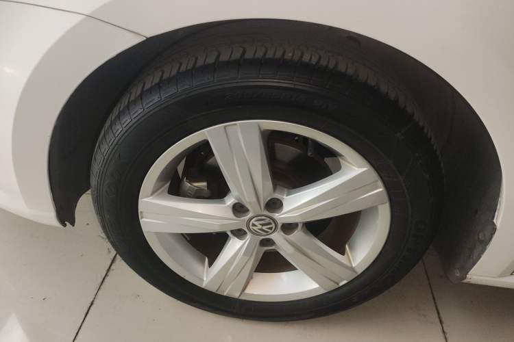 Used Volkswagen Lavida 2017 1.6L Automatic Fashion Edition Exterior 2