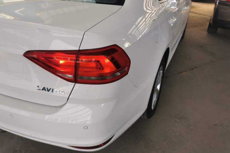 Used Volkswagen Lavida 2017 1.6L Manual Fashion Edition Exterior 3