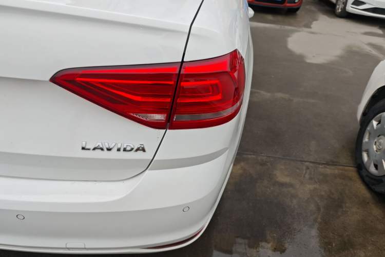 Used Volkswagen Lavida 2017 1.6L Automatic Fashion Edition Exterior 3
