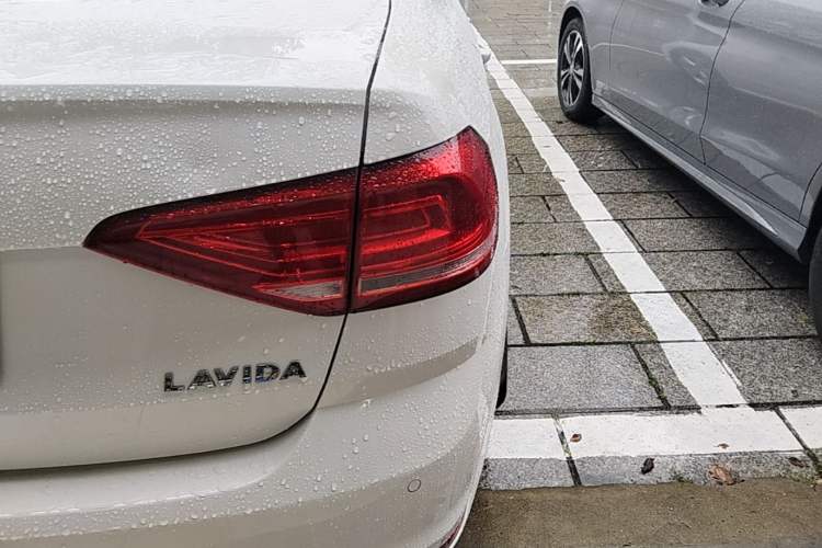 Used Volkswagen Lavida 2017 1.6L Automatic Fashion Edition Exterior 3