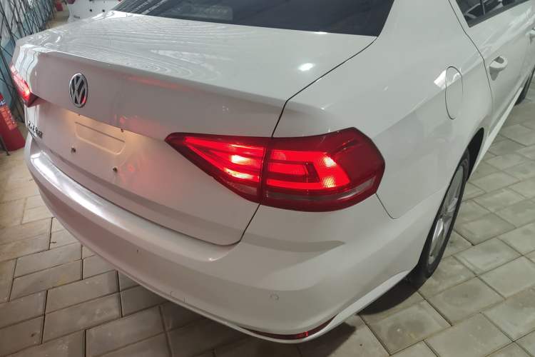 Used Volkswagen Lavida 2017 1.6L Automatic Fashion Edition Exterior 3
