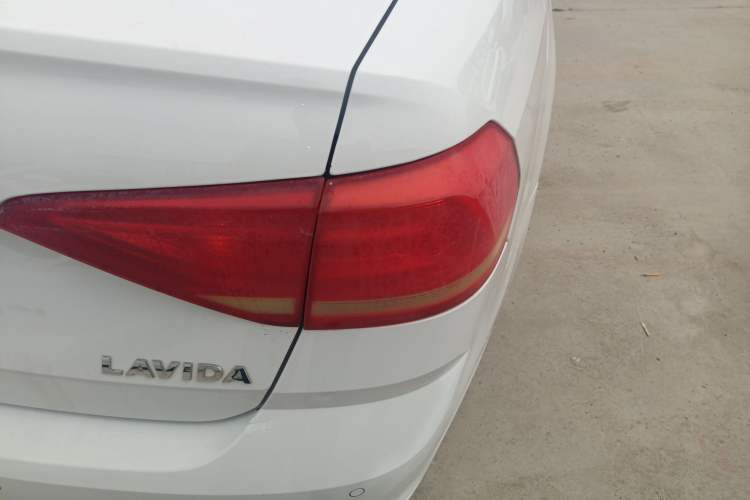 Used Volkswagen Lavida 2017 1.6L Manual Fashion Edition Exterior 3