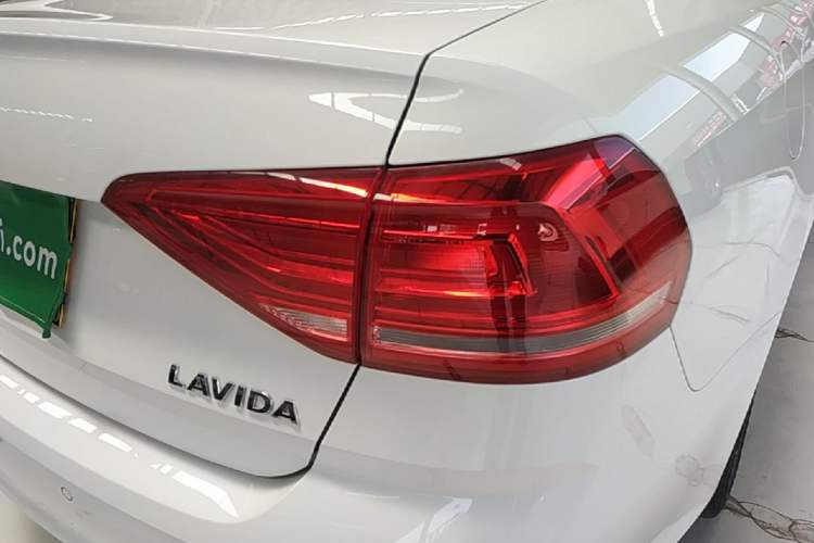Used Volkswagen Lavida 2017 1.6L Automatic Fashion Edition Exterior 3
