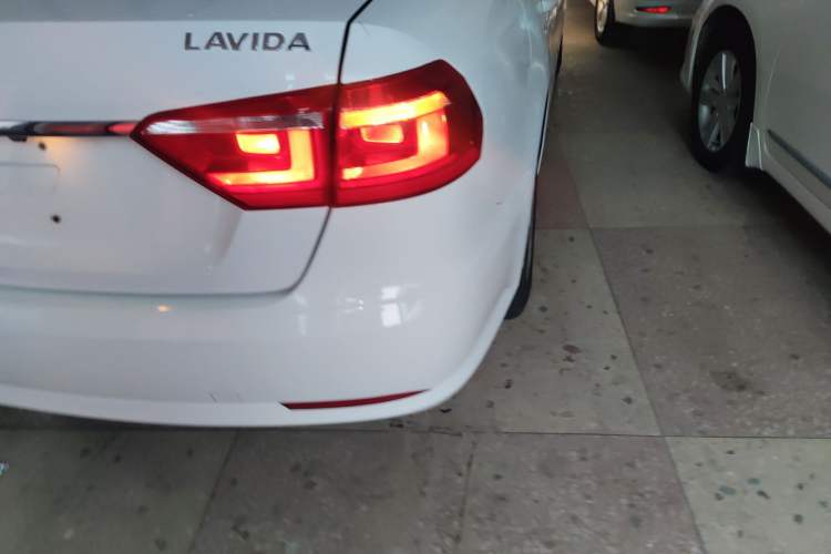 Used Volkswagen Lavida 2017 1.6L Automatic Comfort Edition Exterior 3