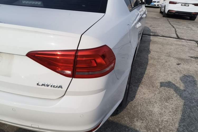Used Volkswagen Lavida 2017 1.6L Automatic Fashion Edition Exterior 3