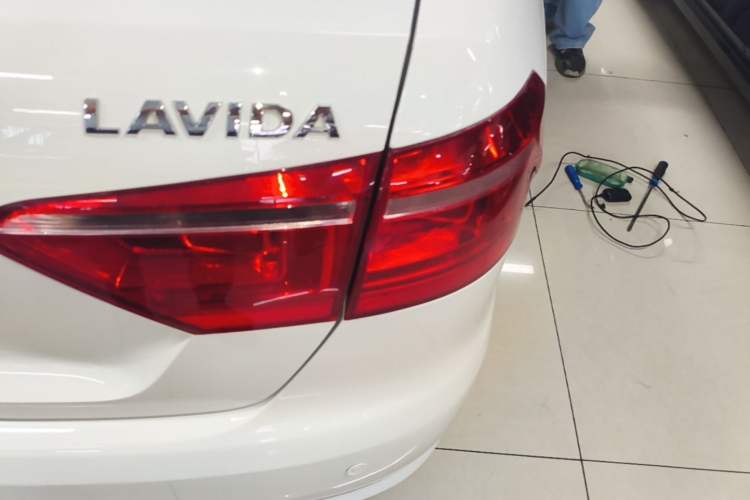 Used Volkswagen Lavida 2017 1.6L Automatic Comfort Edition Exterior 3