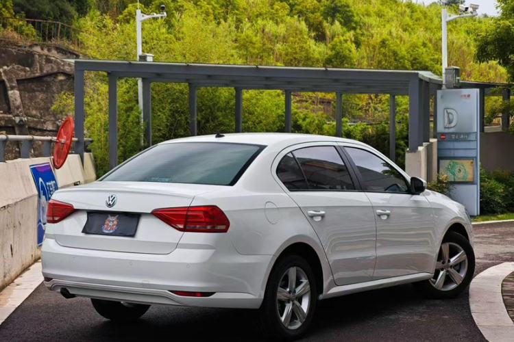 Used Volkswagen Lavida 2017 1.6L Automatic Fashion Edition Exterior 4