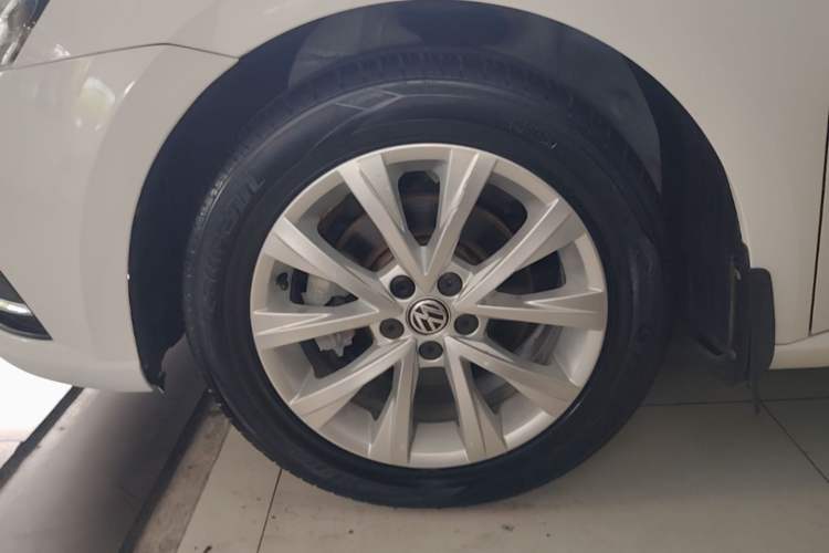 Used Volkswagen Lavida 2017 1.6L Automatic Comfort Edition Exterior 4