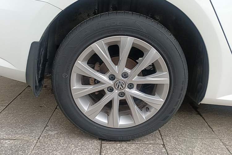 Used Volkswagen Lavida 2017 1.6L Automatic Comfort Edition Exterior 5